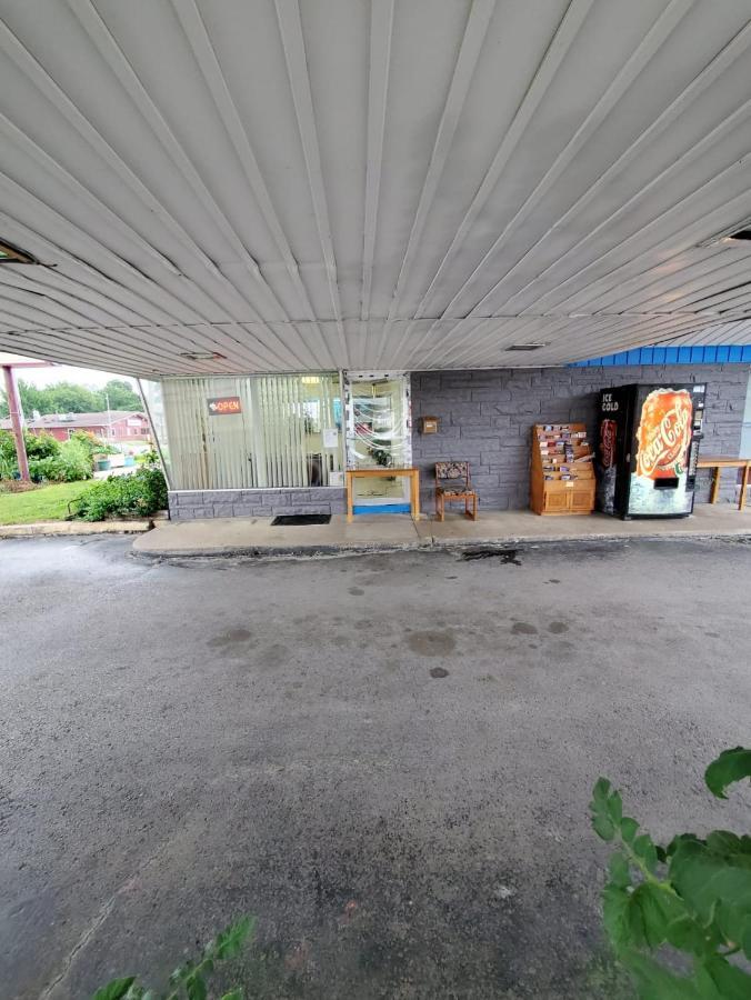 Gray Plaza Motel West Frankfort Экстерьер фото